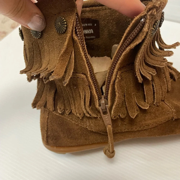 Minnetonka Double Fringe Side Zip Boot Dusty Brown Size 9 - Picture 8 of 9